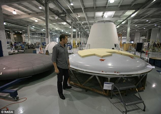  Elon Musk tại xưởng chế tạo của SpaceX. 