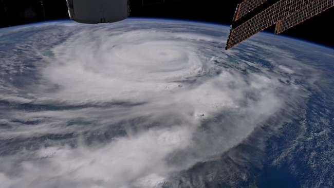  Hình ảnh về bão Irma, được xem như cơn bão cấp 5 đang trút xuống bang Florida (Mỹ). 