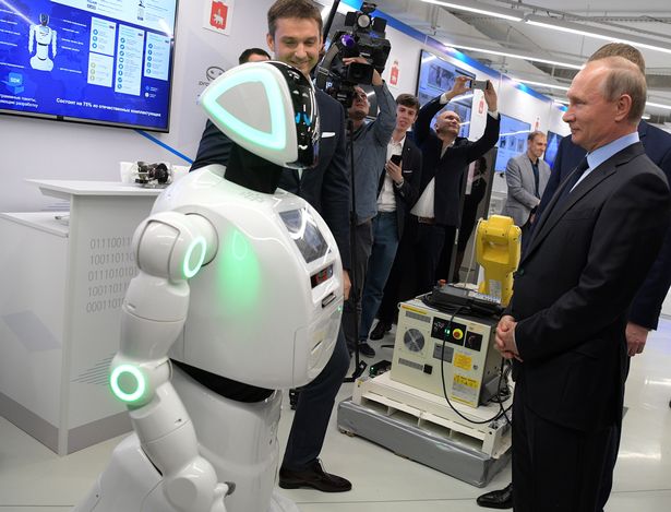  Tổng thống Nga, Vladimir Putin đã gặp Promobot tại một cuộc triển lãm công nghệ thông tin. 