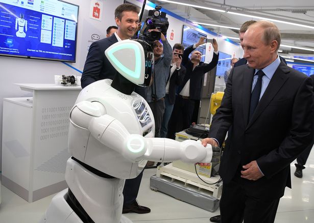  Chú Promobot người Nga với đôi mắt to dễ thương đã nhận ra Tổng thống Putin ngay lập tức và không ngại ngần bắt tay ông. 