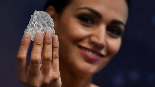 Viên kim cương thô lớn nhất thế giới vừa được bán với giá 53 triệu USD - Ảnh 1.
