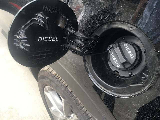  Nhiều nắp bình nhiên liệu có đề sẵn thông báo về loại nhiên liệu thích hợp cho xe. 