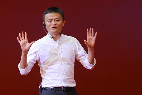 Giải mã tư thế bắt tay của ông Jack Ma với ông Trương Gia Bình để hiểu thêm về vị tỷ phú này - Ảnh 1.
