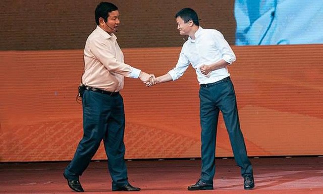 Giải mã tư thế bắt tay của ông Jack Ma với ông Trương Gia Bình để hiểu thêm về vị tỷ phú này - Ảnh 2.