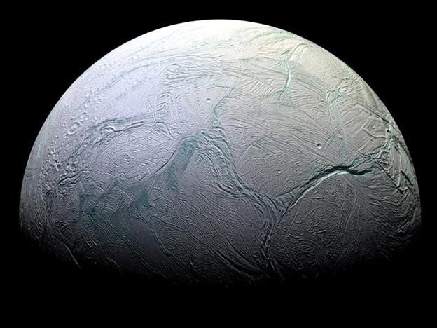  Enceladus – vệ tinh băng giá xoay quanh sao Thổ (Ảnh chụp từ tàu vũ trụ Cassini của NASA). 