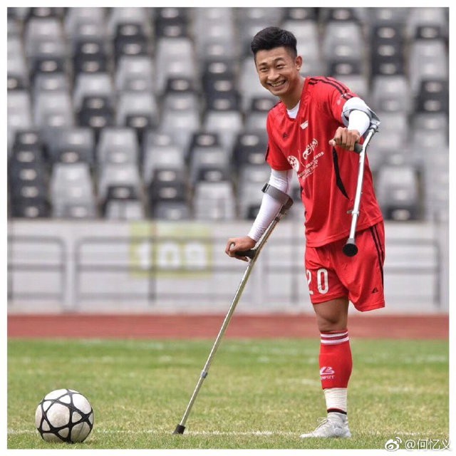 Chàng trai mất một chân do ung thư vẫn chống nạng đá bóng cực khéo, trở thành hiện tượng Internet ở Trung Quốc - Ảnh 3.
