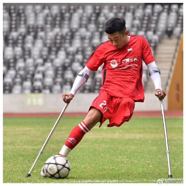 Chàng trai mất một chân do ung thư vẫn chống nạng đá bóng cực khéo, trở thành hiện tượng Internet ở Trung Quốc - Ảnh 4.