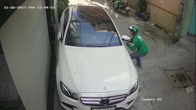 Thanh niên mặc áo GrabBike trộm gương xe Mercedes-Benz của người nổi tiếng giữa ban ngày - Ảnh 1.