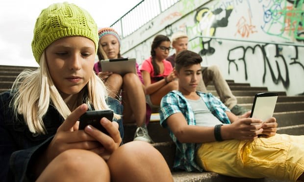 Pháp cấm học sinh sử dụng điện thoại di động ở trường học cho đến khi đủ 15 tuổi - Ảnh 1.