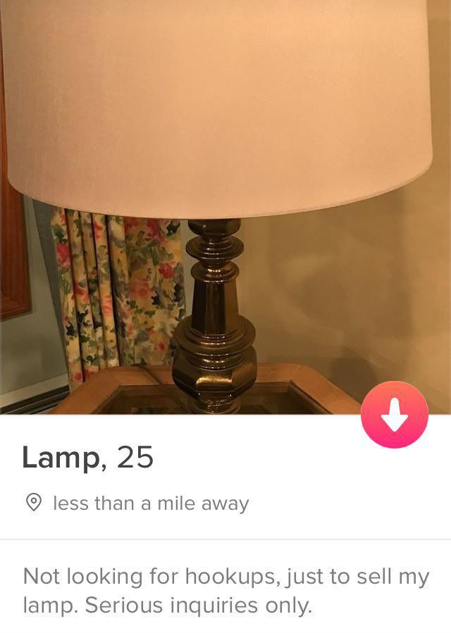  Mô tả trang Tinder vô cùng hài hước:Cái đèn, 25 tuổi. Không muốn tìm ai để hẹn hò, chỉ muốn bán cái đèn của tôi thôi. Chỉ nhận yêu cầu mua nghiêm túc 
