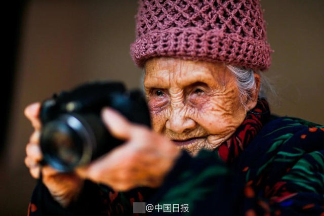 Nữ nhiếp ảnh gia cao tuổi nhất Trung Quốc: 105 tuổi vẫn miệt mài với đam mê - Ảnh 1.
