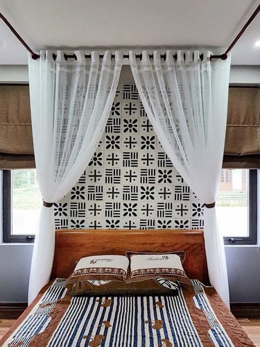 Phòng ngủ được trang trí với tông màu nâu trắng, các chi tiết trong nhà hòa trộn giữa phong cách truyền thống và hiện đại.