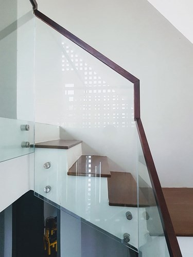Cầu thang sử dụng kính trong suốt, làm tăng độ rộng của không gian cũng như tính thẩm mỹ.