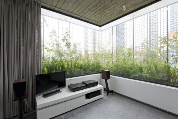  Ngôi nhà được thiết kế theo không gian mở nhìn ra bên ngoài để thuận lợi cho việc ngắm nhìn cây xanh cũng như khung cảnh thành phố xung quanh 