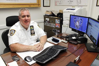  Phòng cảnh sát New York rất thành công khi khai thác mạng xã hội để thông tin đến người dân, cũng như nhận phản hồi từ họ. Ảnh: DNAinfo. 