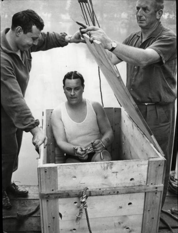  Đầu tiên, chiếc hộp có những lỗ nhỏ cho phép Houdini có thể thở trong khi chờ các trợ lý đóng kín nắp bằng đinh và dây xích. Những lỗ này cũng để nước tràn vào bên trong nhằm làm chiếc hộp chìm xuống nước. 