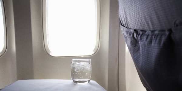 Tiếp viên hàng không tiết lộ lý do tại sao bạn phải suy nghĩ kỹ trước khi uống nước trên máy bay - Ảnh 3.