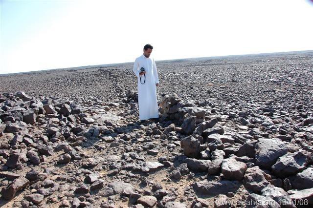  Năm 2004, nhóm nhà khảo cổ học nghiệp dư The Desert Team đã khám phá ra những hàng rào đá trên mặt đất. 