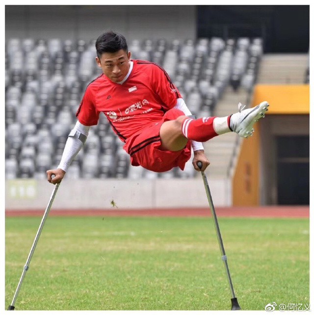 Chàng trai mất một chân do ung thư vẫn chống nạng đá bóng cực khéo, trở thành hiện tượng Internet ở Trung Quốc - Ảnh 5.