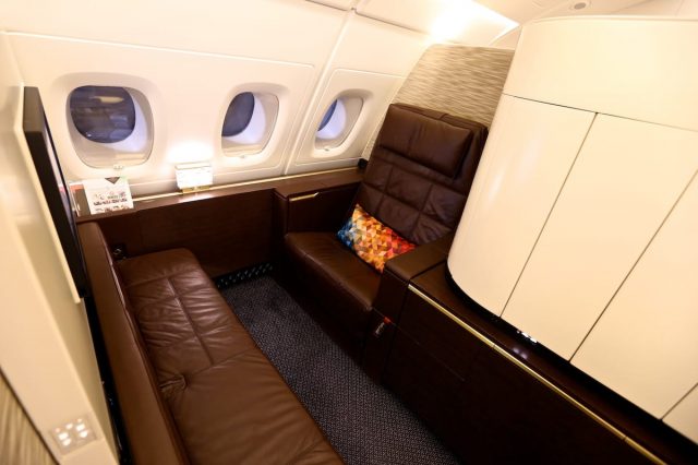 Đây là khu vực ngồi của bạn trên máy bay, ghế bọc da sang trọng có thể chuyển thành giường nằm trong nháy mắt. Thế nhưng, đó chưa phải là tất cả.