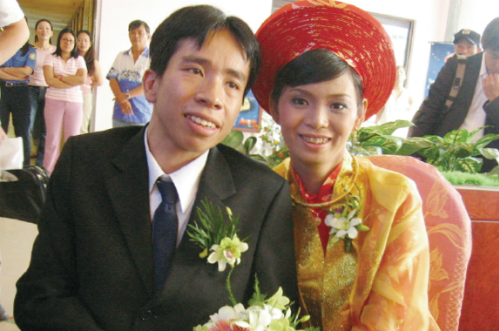  Nguyễn Đức kết hôn với người vợ chịu thương, chịu khó và có 2 con kháu khỉnh. 