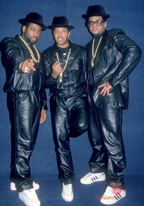  Run D.M.C - Ban nhạc hip-hop đình đám những năm 70-80s là một trong những yếu tố đưa adidas Superstar đến đỉnh cao 
