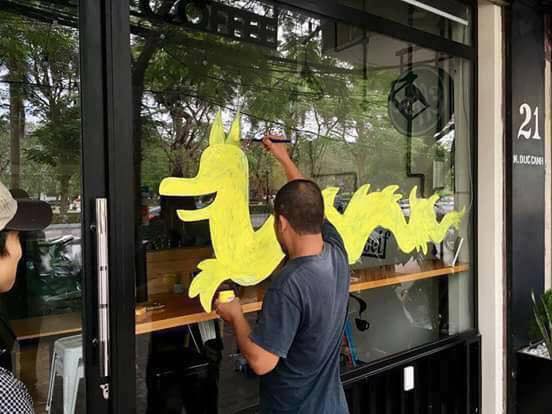  Một cửa hàng cà phê đã vẽ hình chú rồng Pikachu lên cửa kính 