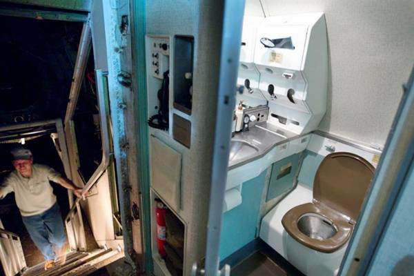  Phòng vệ sinh của máy bay được tôn tạo lại tiện nghi hơn 