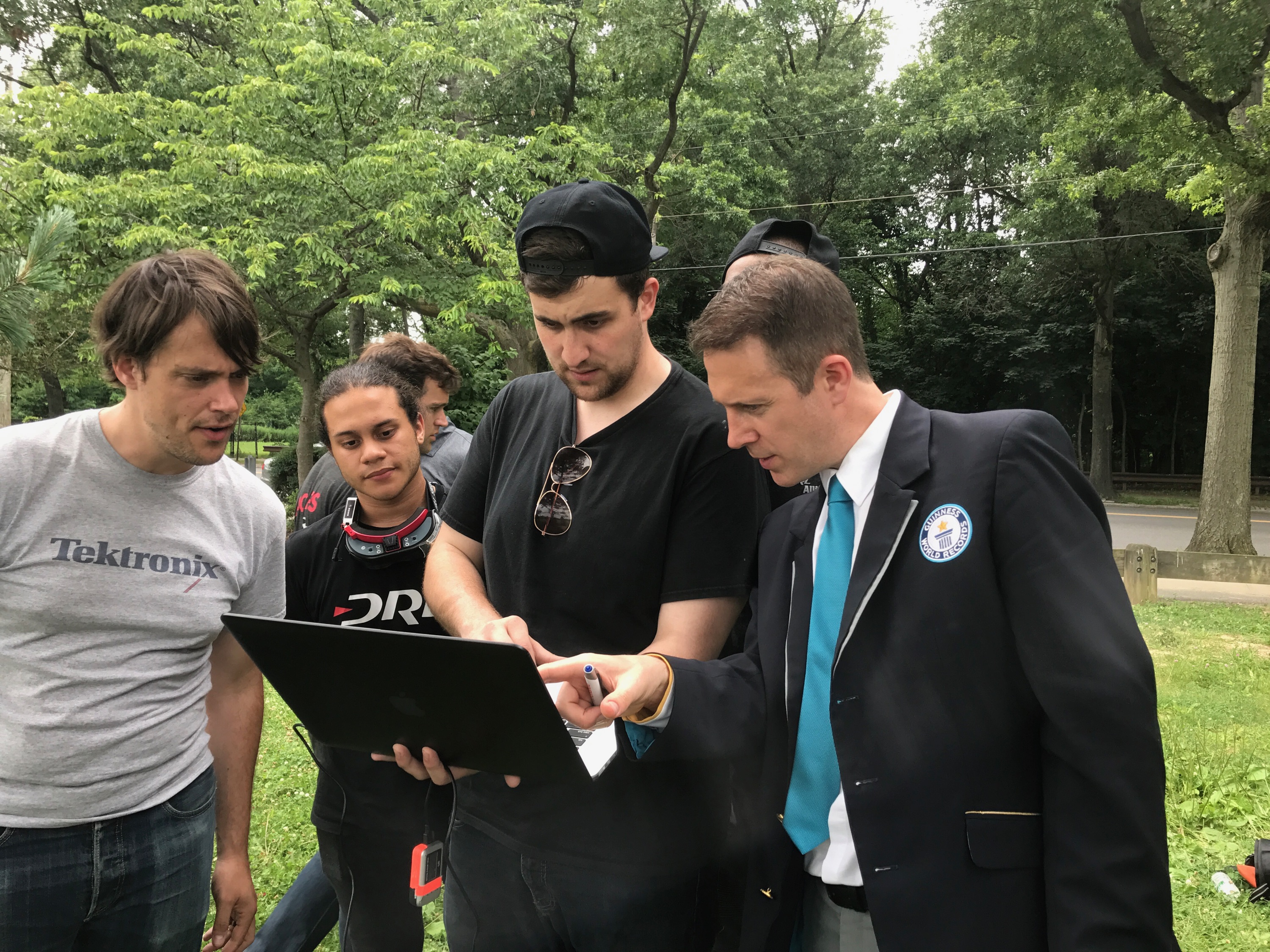  Kỹ thuật vi&ecirc;n Trevor Smith chỉ cho đại diện từ ban Kỷ lục Guinness thấy tốc độ của chiếc drone nhanh nhất thế giới. 