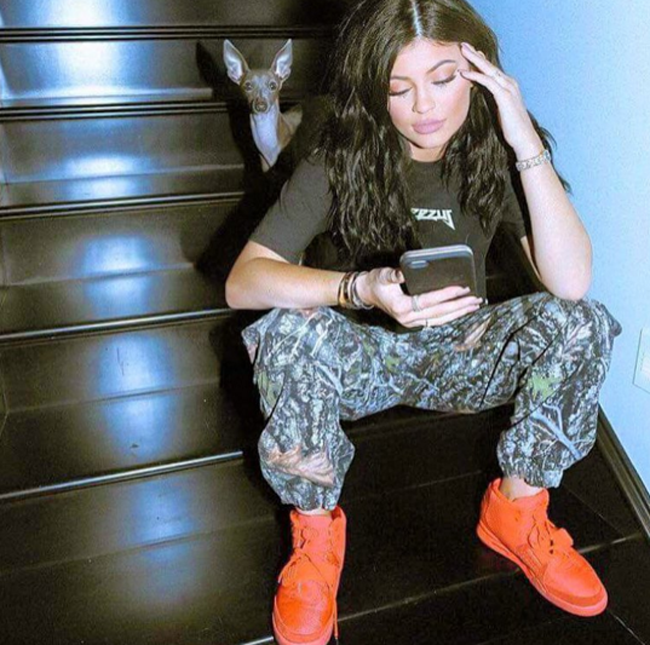  Kylie Jenner và phiên bản Nike Air Yeezy Red October đến từ SneakerDon 