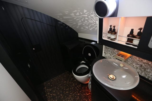 Khu vực phòng vệ sinh trên máy bay được thiết kế như trong khách sạn.