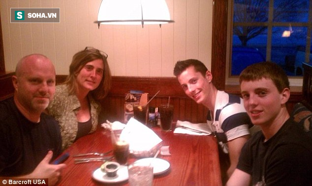  Gia đình của Zach, bố Robert, mẹ Joanna và em trai Cory Zeiler chụp năm 2011. 
