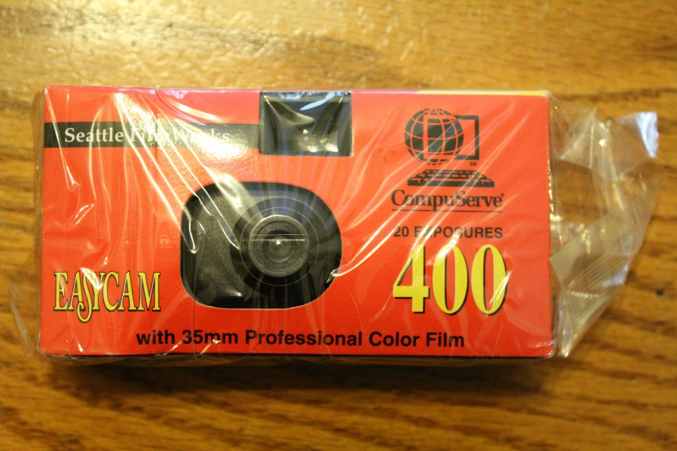 C&oacute; cả một chiếc m&aacute;y ảnh với logo CompuServe nữa chứ 