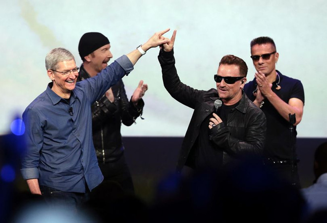  Apple đã đạt được thỏa thuận với ban nhạc U2 khi họ cam kết sẽ tự động cập nhật bản sao chép các ca khúc mới nhất trong album Songs of Innocence. 
