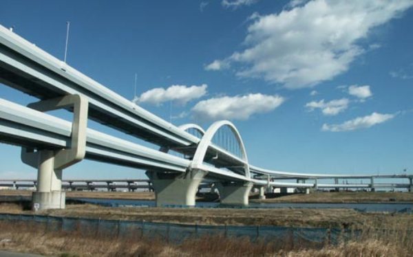 Mọi phương tiện đều có sự phân làn và chuyển hướng rõ ràng khi tham gia giao thông trên những cây cầu hiện đại này.