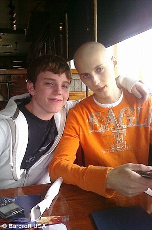  Zach chụp ảnh cùng em trai năm 2010, thời điểm anh đang điều trị ung thư. 