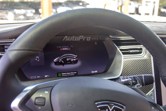  Hệ thống lái bán tự động Autopilot là trang bị thú vị có mặt trên chiếc Tesla Model X P100D. 