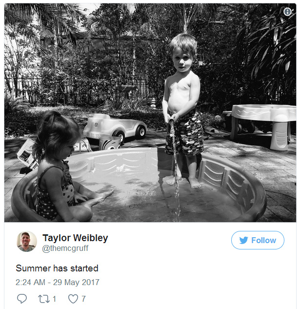  “Mùa hè đã bắt đầu rồi” - Giám đốc dự án Taylor Weibley chia sẻ trên twitter ảnh chụp các con của mình tại Tampa, Florida trong kì nghỉ hè với gia đình 