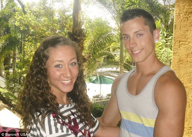  Zach chụp cùng bạn gái Tara năm 2012. 