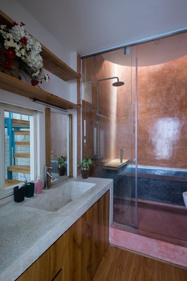  Phòng tắm sử dụng kĩ thuật láng xi măng để tạo vẻ thô mộc, nhẹ nhàng 