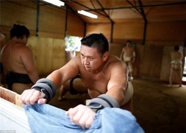 Thế giới u ám của võ sĩ sumo tại Nhật: Không lương, không điện thoại, không bạn gái - Ảnh 9.