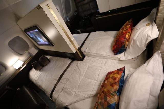 Du khách này không chọn giường đôi mà chọn hai giường đơn, phần màn hình sẽ được chuyển sang nơi khác nếu du khách chọn giường đôi.