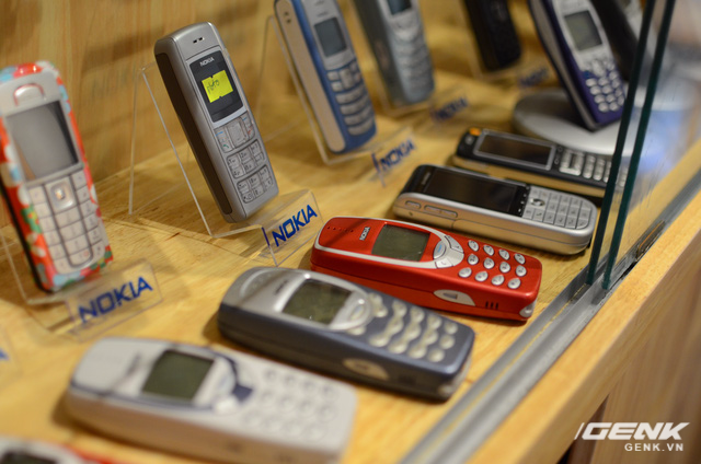  Nokia 3310 (2000) - cục gạch huyền thoại này đã quá quen thuộc rồi: pin trâu, sóng khỏe, loa to, cứng cáp. 