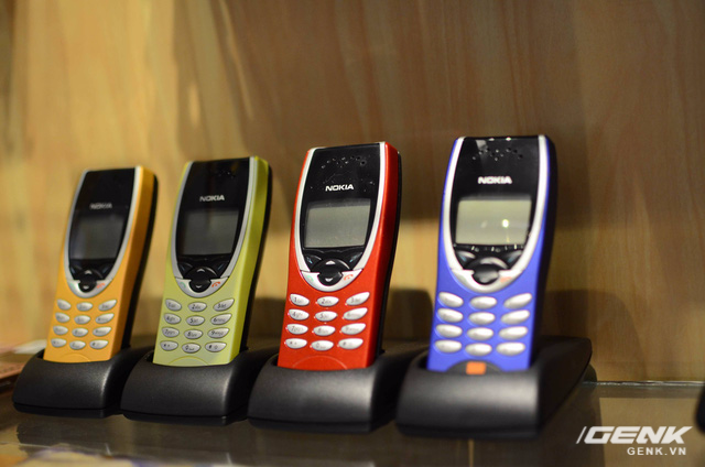  Nokia 8210 (1999-2000) - mở đầu trào lưu thời trang điện thoại nhỏ gọn và đẹp mắt, đồng thời cải tiến đột phá khi là một trong những thiết bị đầu tiên sở hữu thiết kế ăng-ten ngầm, khác hẳn so với các máy ăng-ten dài bên ngoài). 
