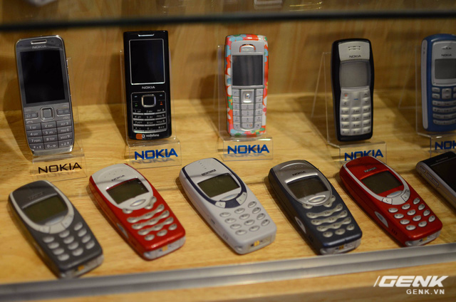  Nokia 3315 (hàng dưới) - phiên bản nâng cấp nhẹ từ 3310, có thêm màn hình động và phím cao su, phát hành riêng cho thị trường châu Á. 