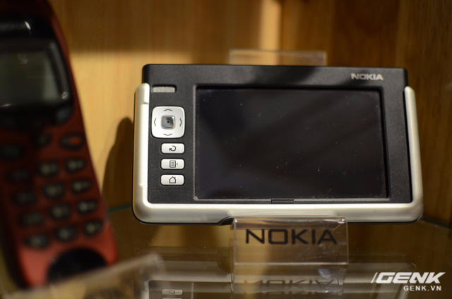  Nokia 770 - PDA Tablet đã có từ khá lâu, chạy Linux, chỉ phục vụ chức năng như GPS, Wi-Fi và hỗ trợ thông tin chứ không phủ sóng di động được. Đây là một minh chứng cho thị trường thiết bị đa dạng của Nokia, không đơn thuần chỉ sản xuất duy nhất điện thoại. 