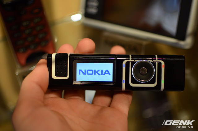  Thỏi son Nokia 7280 này vẫn hoạt động bình thường, với phím thao tác tương tự vòng tròn click-wheel trên Apple iPod. 