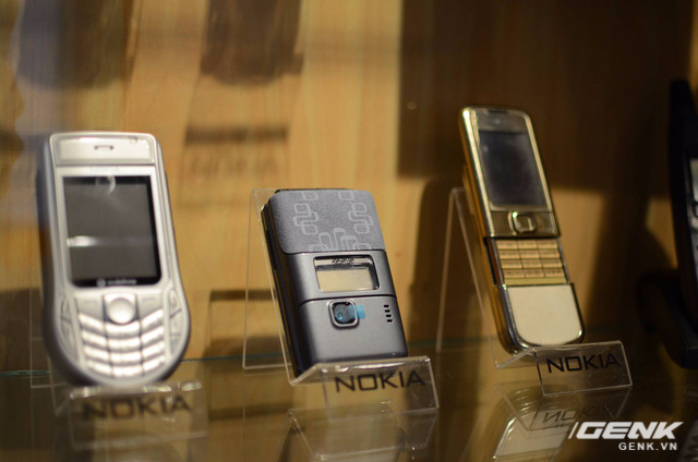 Nokia 7200 (giữa) - điện thoại GSM(2G) kiểu dáng gập đầu tiên của Nokia. 