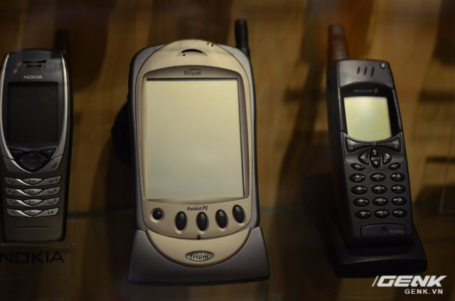  PDA đầu tiên trên thế giới tích hợp các chức năng y hệt điện thoại, chạy hệ điều hành Windows Mobile, sản xuất vào năm 2000 bởi Trium (công ty con chuyên mảng thiết bị viễn thông của Mitsubishi). 