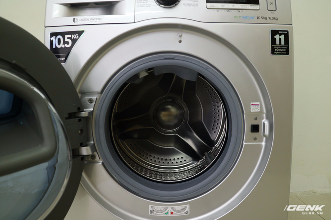  Nên lấy quần áo ra khỏi máy ngay sau khi sấy xong và mở cửa máy một lúc cho lồng giặt nguội 